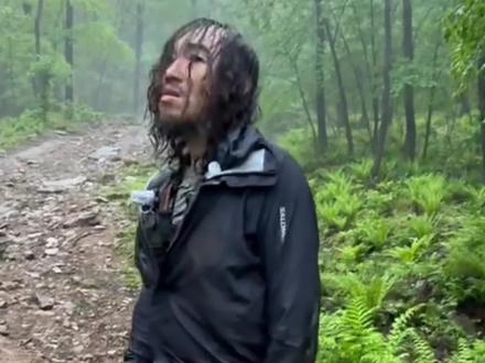 谁能想到一场越野赛事,硬生生把大哥历练成深山野人#巴图鲁关门山越野赛 #搞笑#离谱#越野