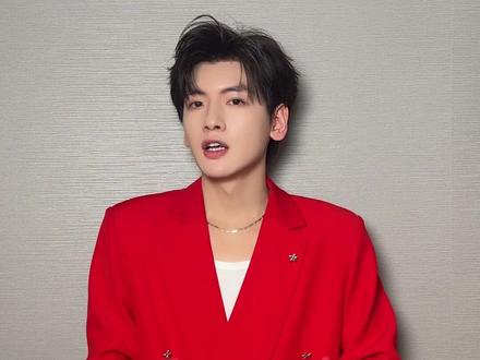 @翟潇闻 喊你来千问领福利了!千问请客,瓜分30亿。现在上千问APP,就能解锁AI点奶茶外卖、下单盒马、天猫超市,买零食、年货、生鲜水果,下单立减25元!#千问免单 #千问一分钱奶茶 #千问请客瓜分30亿