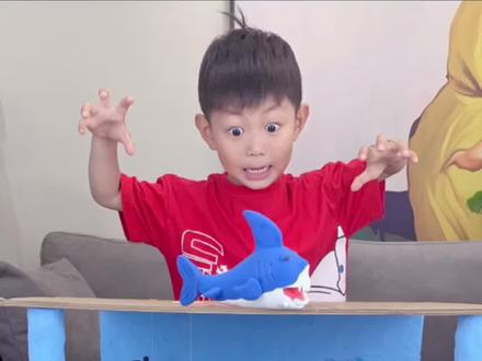 用废纸箱和黏土做个大鱼缸,带孩子一起探索神奇的海底世界##手工diy #自制玩具 #纸箱鱼缸 #妈妈带娃日常