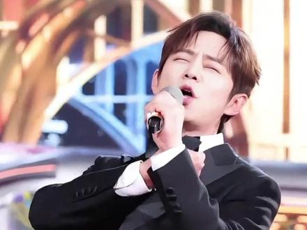 芒果卫视春晚明星秒变“显眼包”?李一桐假唱,周深忘词,任贤齐全开麦跑调,唯有何炅让人心疼#李一桐 #任贤齐 #周深 #内容启发搜索 #影娱热点团