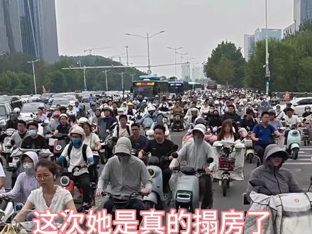 这次他塌房了, 张雨绮在直播间说买不了一双袜子699, 强烈打击炫富戏子支持吗#张雨绮#明星#戏子