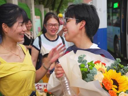 2023年高考正式落幕!青春不散场!愿追光的你们勇敢奔向梦想的下一站!#建阳 #高考结束 #青春不散场
编导:吴淑媛 王佳敏
摄像:林晞 池魏扬
剪辑:林晞
审核:吴淑媛