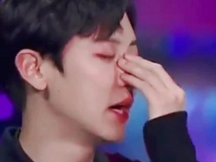 #朴灿烈 #灿烈 眼泪真的好奇怪,疼的时候能忍住,累的时候能忍住,可偏偏就是委屈的时候他不听话,怎么都忍不住
#chanyeol #MAMA颁奖 #委屈 #EXO #爱丽 #exol #fyp #灿骑 @DOU+小助手