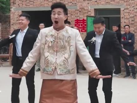 幼儿园老师来接亲,伴娘要求跳舞才能进门,于是和伴郎一起即兴跳了一段幼儿舞蹈。网友:表情也非常到位。(来源:@闪电新闻 @麦柯影像-郝乐奇)
