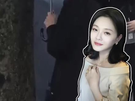 忌日一年大S(徐熙媛)2025年2月2日不幸病逝於日本,享年48歲,長眠金寶山,老公具俊曄留在台灣,每天到墓園守護亡妻。今(2)日是大S忌日年,下午2點將舉辦紀念雕像揭幕儀式,從現場可見雕像旁有一個立方體立碑,上面有一個「S」字樣,目前現場正在置中,時將由S媽,小S,她的老公具俊曄等及好友們,一同揭開包覆在外的粉色帆布。現場天候不佳,稍早S媽傘抵達現場,神情哀戚。