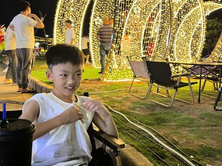 顺德渔人码头,网红涂鸦,海角灯塔,吹吹江边晚风,欣赏唯美夜景。#旅行推荐官 #渔人码头 #亲子游玩好去处 #陪孩子看世界 #中视频伙伴计划