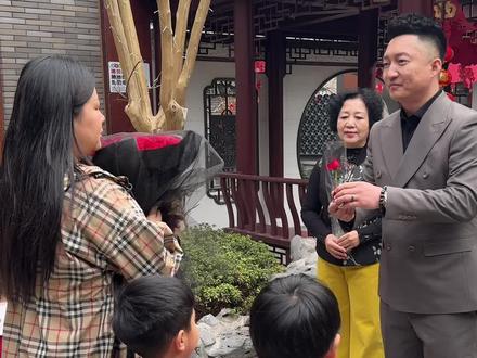 #真实生活分享计划 #正能量 #家庭 #父爱 #爱情 四胞胎妈妈晨鑫会答应四胞胎爸爸弘毅的求婚吗?