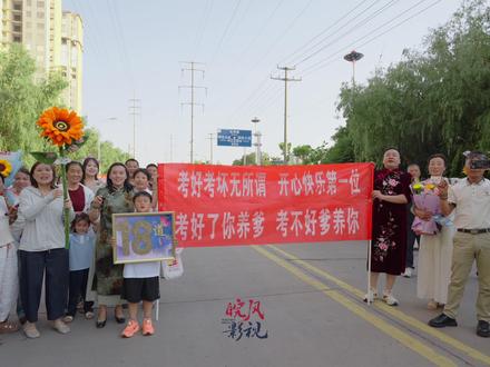 2026高考最后一天,亳州二中考场门外的爸爸妈妈们都穿上了旗袍迎接孩子凯旋,高考加油的氛围感已拉满!#高考加油氛围感已拉满 #2026高考加油 #高考#高考