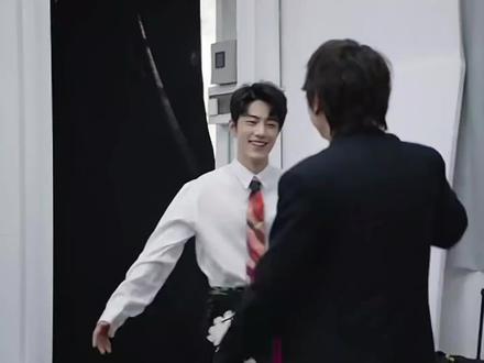 肖战《ELLE》开年封限时开售,现象级热度再登世趋 在纸媒式微的背景下,杂志方为肖战重启OG封面并投入30页超长大片,被业内视为"割利放血也要给的诚意"。#肖战 #向全世界安利