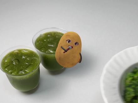 #好好吃饭大赛 唱着【绿色的旋律】做一顿双人绿色减脂餐!!#清新风也是刮到美食届了 #一口清凉过夏天 #减脂餐 #青年创作者成长计划
【羽衣甘蓝果蔬汁】
①奇亚籽1勺左右(8g)+常温水80ml,倒水后迅速搅拌均匀再静置15分钟
②所有食材放入破壁机果汁模式搅打
绿茶200ml
青提8颗(125g)
去皮去籽柠檬半个(15g)
去核切块苹果一个(200g)
焯过水的羽衣甘蓝3片(35g)
(水开下羽衣甘蓝焯水30s即可)
③想要口感好用细一点的筛网过筛,想保留纤维就不过筛
④倒入杯中加适量奇亚籽搅匀即可,根据口味还可以加点糖浆
【蒜蓉西兰花】
做法参考:小刘的减肥日记
①西兰花一大坨分成小块,处理后200g
②水中放一小勺盐西兰花浸泡5分钟后洗净
③水中放少量油,一小勺盐,水开下西兰花焯烫2分钟捞出备用
④油热下蒜沫4瓣(16g)炒香,再下入西兰花中火翻炒均匀,下入提前准备的料汁炒匀
蚝油半勺多(10g)
生抽半勺(5g)
味精1小勺(1g)
盐1小勺(1.5g)
淀粉小半勺(2-3g)
水3勺(30g)
⑤把汤汁收一收就可以出锅了
【牛油果土豆泥沙拉】
做法参考:Mona的轻食日记
①冷水下鸡蛋和切块的土豆煮,手大小土豆一个(去皮后300g),水开后转小火10分钟后捞出鸡蛋,土豆煮到能用筷子轻松戳透
②羽衣甘蓝、牛油果、巴旦木切丁,留适量牛油果块后续装饰用
焯过水的羽衣甘蓝2片(25g)
牛油果1个(130g)
巴旦木5颗(4g)
③一个鸡蛋、土豆、羽衣甘蓝、牛油果加料抓匀
(我的鸡蛋忘记放了hhh)
盐1小勺(1.5g)
黑胡椒适量(0.5g)
沙拉酱1勺多点(20g)
④土豆泥整好形状,放牛油果块,撒巴旦木碎、黑胡椒碎装饰