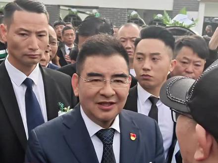 2026年1月26日,功夫巨星梁小龙的悼念仪式在深圳龙岗殡仪馆举行,治丧委员会成员陈光标现身送别并接受记者采访。他直言梁小龙的离世令人惋惜,认为其心脏衰竭的死因是双重因素叠加导致:一方面,身边部分徒弟为谋取利益,过度安排商演、活动等事务,长期消耗着已是75岁高龄的梁小龙的身体;另一方面,梁小龙自身存在抽烟、喝酒、熬夜等不良嗜好,这些习惯长期累积对身体造成了持续伤害,最终两种因素共同作用,使其不幸与世长辞。陈光标同时盛赞梁小龙是“中华武术的精英”,言语间满是对这位武坛前辈的敬重与遗憾。@陈光标 #拍摄现场直击 #梁小龙 #梁小龙葬礼