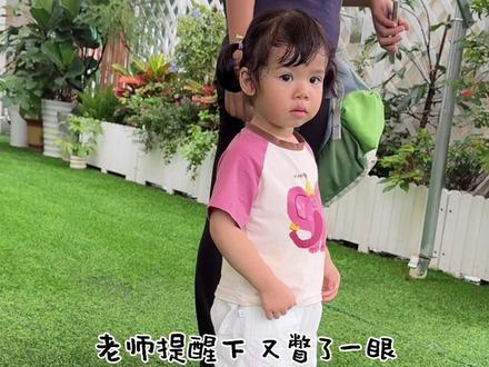 请问爸爸接放学都这样的吗?哈哈哈哈😂 #萌娃日常 #人小鬼大古灵精怪 #爸爸带娃系列 #爸爸接放学 #托班放学
