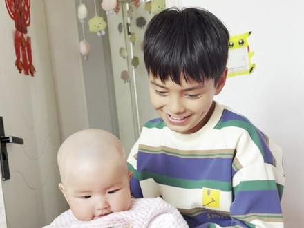 维族哥哥放学的时间,汉族妹妹都会在等门口。兄妹宝贝们@DOU+小助手