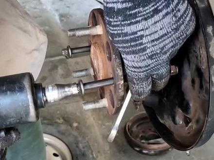 长安小货车后轮轴承更换里程碑!#修理工的日常 这个还算好换点的