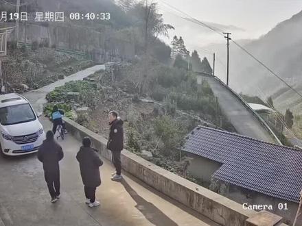 快跑!兄弟掉沟里了!后续!#监控下的一幕 #突发 #注意安全行驶 #谨慎驾驶