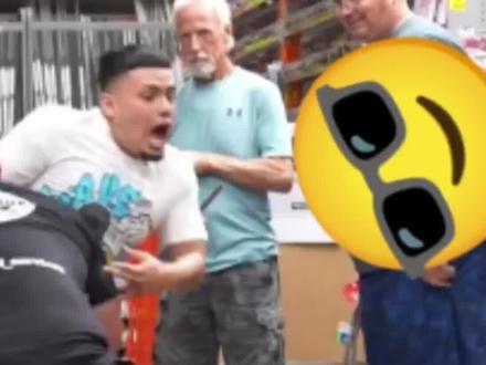 经典爆笑外国小伙街头恶搞,求芭比母捏牛来啦。#老外真会玩 #求芭比母捏牛 #街头恶搞 #爆笑瞬间