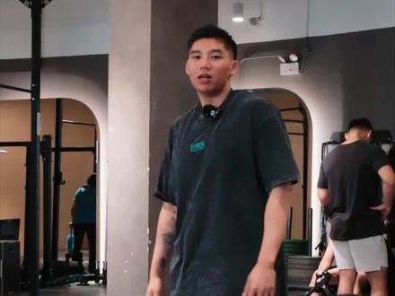 🩵 跳跃训练全错了!其实每种跳法都有不同目的! 大部分人做跳跃训练时,都是随便挑一个动作狂跳,以为「跳越高越好、越累越有效」。每种跳法都针对不同的肌肉动员、神经反应和能量系统。乱跳不只是浪费力气,还可能让你更容易受伤!
真正的跳跃训练应该遵循力量→节奏→反应→强度四个进阶阶段,让你的下肢从「能产生力量」到「能释放最大力量」,逐步打开爆发潜能
例如,美国NSCA研究指出:从低强度箱跳到高强度深度跳的渐进训练,能最有效激发「伸缩循环SSC(Stretch-Shortening Cycle)」能力
四阶段跳跃训练系统:
1️⃣Box Jump:建立向心发力与落地吸收基础,降低冲击风险
2️⃣ Broad Jump:训练水平爆发力与节奏控制,连接力量与速度
3️⃣ Drop Jump:小箱落地→立即反弹,训练快反应与牵张反射
4️⃣ Depth Jump:高箱落地→再爆发跃起,最强「神经动员高峰期」动作,只适合具备前3阶段基础者
依序渐进可稳定提高力量曲线与PAP神经激活效果
跳远、跳高、迅速反弹,关键不是「多跳」,而是「怎么跳」!
#弹跳训练 #爆发力训练 #增强式训练 #运动表现 #弹跳