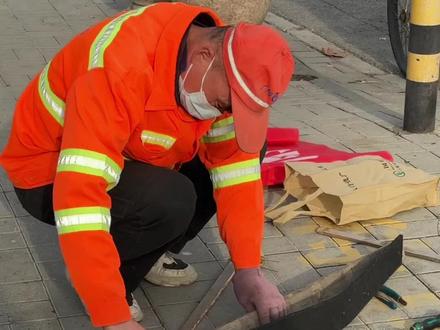 这位环卫大哥可真牛 巧思妙手自制“扫叶神器” 为提高落叶清扫效率,一位“隐藏”在环卫队伍里的能工巧匠,高国军就通过他的巧思与妙手,用一块布、一把刷子、一个推杆,制作出了一款扫叶神器---推叶板。#环卫工人 #廊坊 #社会百态 #民生关注 #巧手