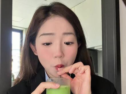 超饱腹的低卡缩胃魔法水|五一冲刺液断饮品合集❗️
这四杯超善良的液断饮品巨好喝!都搭配了巨巨巨天然安心的超级食物粉!姐妹们记得码住!
00:11 1️⃣饱腹清清水
00:432️⃣美莓素颜水
01:083️⃣防爆乌龙可可
01:31 4️⃣食欲稳定水
#液断 #减肥逆袭 #大餐救星 #减肥 #自制饮品