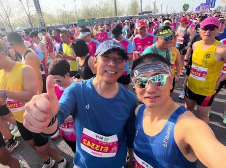 大连半程马拉松145小兔子任务达成! 本来要半程PB150的,被我酒后忽悠成145,50岁的年纪却有着小伙子一样的身体,半马145达成,老师棒棒的!大连马拉松,虽然有坡天气热还有风,但赛道的美和大家热情的欢呼,让这个比赛格外出彩,恭喜所有完赛的小伙伴,加油!运动起来,拥抱健康🙏🙏🙏#vlog十亿流量扶持计划 #大连马拉松 #2026大连马拉松 #马拉松