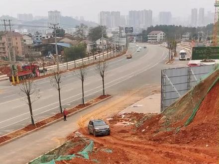 昨天有个弟兄,开个2.0T的四驱,喊话要我来,今天我来了,#起亚智跑 #越野车 #抖音小助手