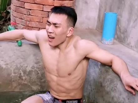 运动后泡冰池有助于身体疲劳加速恢复,具体原理请留言 视频同款格斗短裤点击左下方