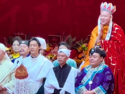 2025.12.12纲丝节化妆相声😂老秦的小护士妆太抢眼了…哈哈哈!#秦霄贤 #德云社 #纲丝节