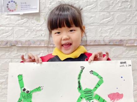 #幼儿创意手工 #教你学画画 #画画其实很简单 #绘画过程 #少儿美术老师 #静待花开 3—5岁孩子,绘本小青蛙找妈妈儿童#儿童创意绘画 。上班带孩,坚持一周更视频✊