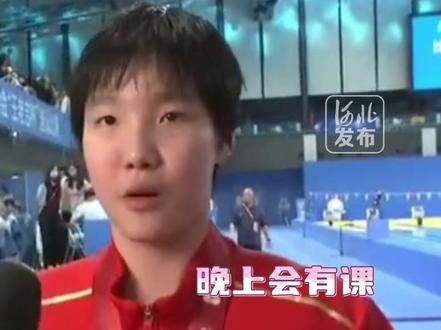 打破亚洲纪录的“小孩姐”于子迪目前还是一名初中生,除比赛、训练外,晚上她还要上网课。于子迪的英语老师称,子迪即使训练再苦,上课也绝不迟到。(见习记者李靖恬)