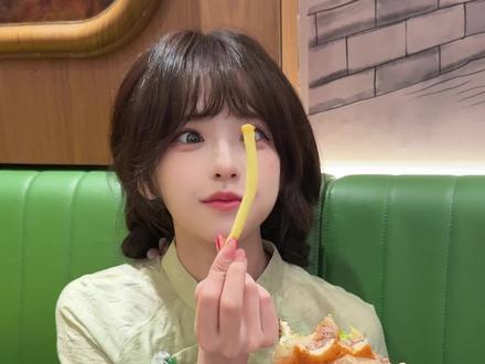 当你找到一根特别长的薯条 #夏不萌 #甜妹统治世界🎀