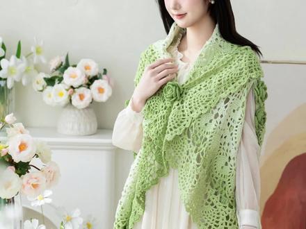 贝伊马甲 | 这款贝伊马甲的中心花样呈现出立体浮雕般的质感,集华丽与精美于一体。既是背心,也是盖毯,实现了一物多用。作为背心,版型不挑人,款式亮眼吸睛,作为居家装饰也是实用百搭。线材自带段染效果,无需换色,钩织轻松。棉线材质,兼顾了亲肤性与高性价比。#手工毛线编织 #毛线钩织 #爱编织爱生活