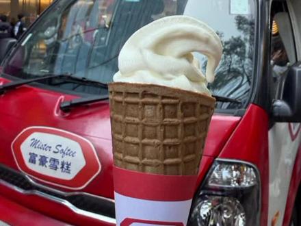 一支十几港币的网红雪糕,撕开了部分港商最丑陋的双标底色。近日香港富豪雪糕车摊主,仅凭顾客使用支付宝、说普通话,便武断判定对方是内地游客,当众用粤语恶意辱骂,笃定内地同胞听不懂方言,肆意宣泄偏见。#富豪雪糕#香港#街头小吃