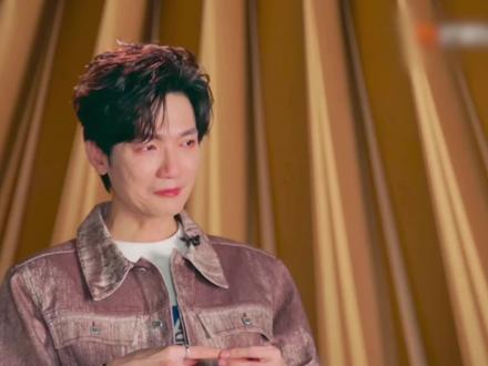 【陈楚生×袁惟仁】如今他越来越红,被更多人喜欢。如果你还清醒,看到如今的他一定会感到欣慰骄傲吧!可惜你与世隔绝了多年😭小胖老师一路走好🕯️
#陈楚生 #袁惟仁