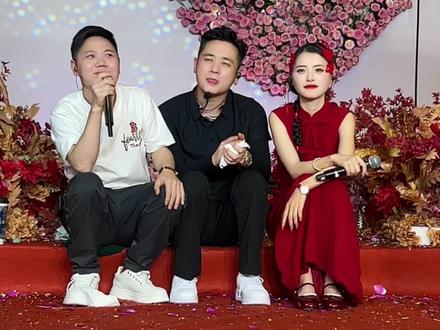 农村幺哥唱的撕心裂肺我师父师娘在旁边撒狗粮,😂哈哈哈,热烈欢迎922扛把子农村幺哥来到我师父师娘的订婚现场,也祝农村幺哥早日找到另一半😁#农村幺哥 #花小磊#苏杨洁