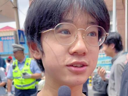 6月13日,山东烟台。聚焦2025年烟台中考 | 语文作文题目《何不拥抱》,考生普遍反应比较简单,平时都练过。#烟台中考 #中考 #语文作文