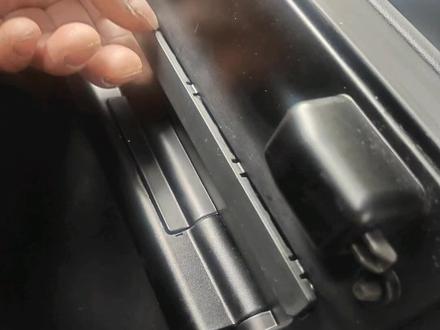 本田冠道中央扶手箱拆卸,学会的点个赞