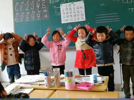 用毛笔把课文写下来,教小朋友们读儿歌,做简单的手势舞。#山村支教 @昭通日报 @人民日报 @央视新闻