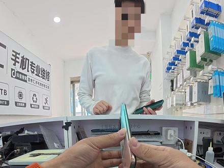 小米手机电池鼓包换电池全过程,第一视角修手机 #手机维修日常分享 #创作者中心 #创作灵感 #第一视角修手机 #手机维修换电池