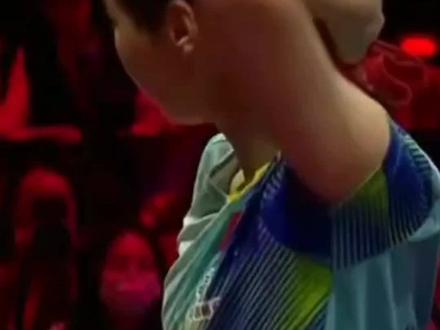 新加坡大满贯女单的比赛,王曼昱3:1击败申裕斌,晋级女单八强!首局罕见打出21比19的超高比分,这样的比分还是第一次见到,全程高能刺激。王曼昱首局惜败后,心态沉稳不躁,快速调整节奏,凭借精准落点的控制与多拍的相持,连扳三局赢下比赛。最近申裕斌进步显著,进攻凶狠刁钻,给曼昱制造了不小的压力,这场对决堪称险中求胜。这不止是技战术的比拼,更尽显国乒选手逆风翻盘的坚韧,于胶着中破局、于压力下坚守,这正是竞技体育最震撼人心的力量!#王曼昱