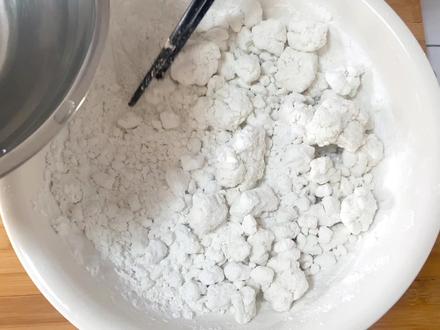 做元宵时,和面用开水或凉水都错了,用这样的温水最合适