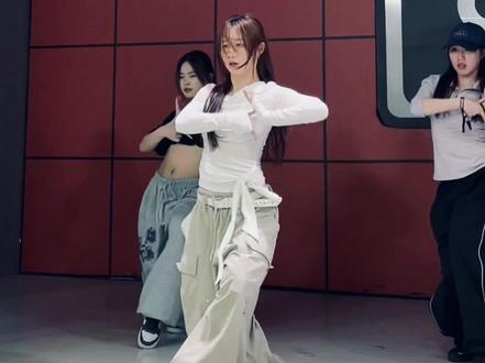 晕晕老师太会编了!超好看!都来上晕晕老师的课!#嘶嗷晕编舞 #红线 #爵士基础 #武汉sup #武汉舞蹈室