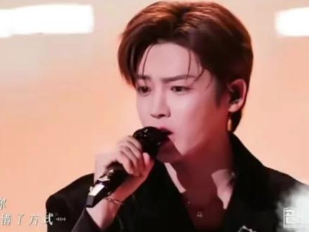 音综首秀侯明昊《友情提示》以歌手的身份去诠释,从隐忍到清醒,既展现了扎实的声乐功底,又精准诠释了歌曲的遗憾内核,是兼具技术质感与情感温度的代表作#侯明昊 #音乐 #热门