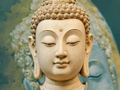 佛语
佛陀头像作为佛教艺术的核心载体,其解读需结合历史背景、艺术风格、面部特征与象征意义等多维度进行。以下从几个关键方面展开分析。
历史时期与地域风格
佛陀头像的艺术风格随历史时期与地域传播呈现显著差异。贵霜王朝时期的犍陀罗造像(约公元1-3世纪)融合希腊化与罗马艺术技法,面部特征写实,如波浪卷发、高鼻深目,体现丝绸之路的文明交融1。笈多王朝时期的萨尔纳特样式(如印度、中国北朝)则强调理想化面容,衣纹简洁甚至“裸体佛像”式表现,突出身体的纯净感。中国本土化进程中,北齐青州佛像以通肩袈裟、椭圆脸型为特色,而北周褒衣博带式则受汉文化影响,衣褶厚重垂挂。
面部特征与三十二瑞相
佛陀头像的面部细节遵循佛教仪轨,常见特征包括:卵形或椭圆脸型、肉髻(头顶隆起)、螺发(右旋排列)、长眉弯月、双目低垂或半闭、鼻梁高挺、嘴角微笑、耳垂拉长及颈部三道褶痕(颈部三折)。这些“三十二相”象征佛陀的圆满功德,例如沉思冥想的神情体现智慧,肥厚嘴唇暗示慈悲言语。
材质、姿态与象征符号
材质上,石灰岩、灰色片岩或青铜等各有特点,片岩头像常保留束发带等波斯元素1。姿态以立姿为主,右手施无畏印(掌心向外、手指下垂),左手或提袈裟、或置于腿上,象征护佑与禅定。头光与背光的装饰(如莲瓣、同心圆纹)代表佛光普照,部分头像原应配莲台,但现存多残缺
艺术演变与文化意义
从犍陀罗的希腊写实主义到笈多的印度理想化,再到中国北朝的汉化改造,佛陀头像演变折射佛教艺术的本土化路径。例如,青州佛像的“湿衣贴体”风格显示印度影响,而北周像的帷幔与狮子基座则融入中原审美。这些变化不仅反映技术交流,更承载宗教哲学内涵,如面容的柔和化强调慈悲理念。
#手绘日常 #日常画画 #石头画教程 原创作品#抖音萌娃 #萌娃宝宝