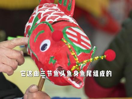 作为村干部的@鱼承薪火(郑冬蛟) 决心做起才艺主播,通过直播间让更多人了解瞻淇鱼灯。此后每次演出,郑冬蛟都会打开直播,最多一次直播吸引27万人观看。#村晚再现千年鱼灯的浪漫 #主播办村晚 #在抖音学习 #遇见千年鱼灯