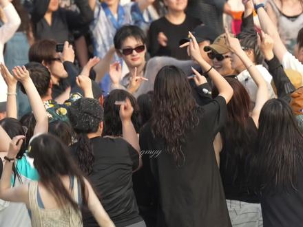 周震南音你而来
蹦迪最野的妹子
#周震南#音你而来#周震南音你而来