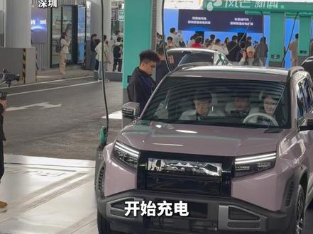 风芒新闻记者现场体验比亚迪闪充,现场展示方程豹钛3充电过程,一镜到底 充饱仅用时8分46秒 #引领电动车进入闪充时代 #比亚迪第二代刀片电池正式发布 #王传福2026计划建成2万座闪充站