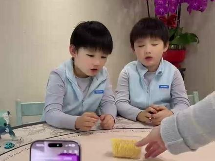 吃得多香才能给豆包看馋 #双胞眙 #萌娃 #豆包 #家庭日常 #小孩哥