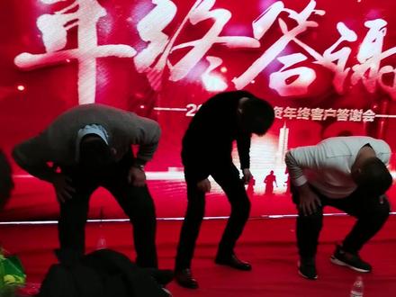 蜻蜓点水游戏,(就是人的身后栓一个绳子,绳子上栓一个笔用蹲的方法把笔放到矿泉水瓶里就算赢)