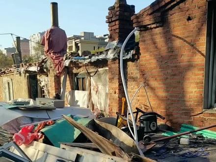 棚户区中的老平房在大火中被烧毁 昨夜,这一场大火,一家子人失去了唯一的房子#现场实拍 #社会百态 #真实事件 #沈阳同城