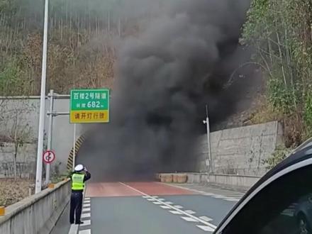 隧道车道选最左侧,千万不要走右边-内容由AI生成 #安全出行 #安全驾驶#内容由AI生成